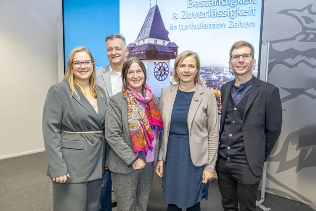 Offizieller Pressetermin: Daniela Schlüsselberger (SPÖ), Manfred Eber (KPÖ), Elke Kahr (KPÖ), Judith Schwentner (Grüne) und Robert Krotzer (KPÖ, v. l.)  | Foto: ©Stadt Graz/Foto Fischer
