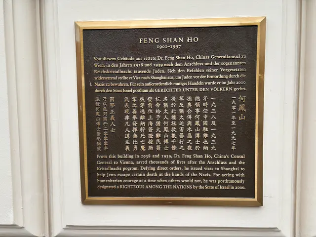 Dreisprachige Gedenktafel an Ho Feng Shan auf der Rückseite des Hotels Ritz-Carlton am Beethovenplatz 3. | Foto: Kevin Chi/MeinBezirk