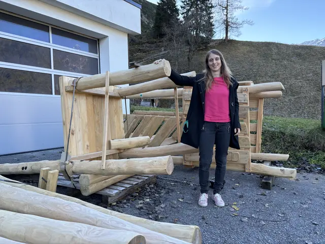 Stefanie Krabacher inmitten der gelieferten, aber noch nicht aufgestellten Spielgeräte. | Foto: MeinBezirk/Günther Reichel