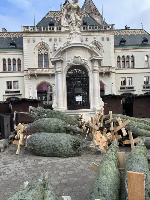 Die Vorbereitungen für den Adventmarkt am Korneuburger Hauptplatz sind noch nicht abgeschlossen.  | Foto: Wolfgang Ilkerl