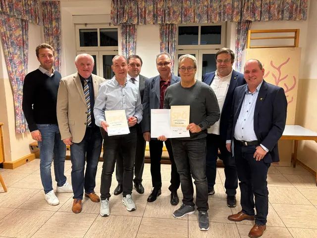 Bezirksgeschäftsführer Henrik Scharf, BGM Ernst Wendl, Helmut Armstadt (40 Jahre Mitgliedschaft), Vizebgm. Manfred Mitzl, Vorsitzender GR Robert Trnka,
Andreas Kolleger (40 Jahre Mitgliedschaft), Vorsitzender-Stellv. GR Ernst Mrazek, Schriftführer GR Reinhard Thurner (vlnr). | Foto: Gemeinde Himberg