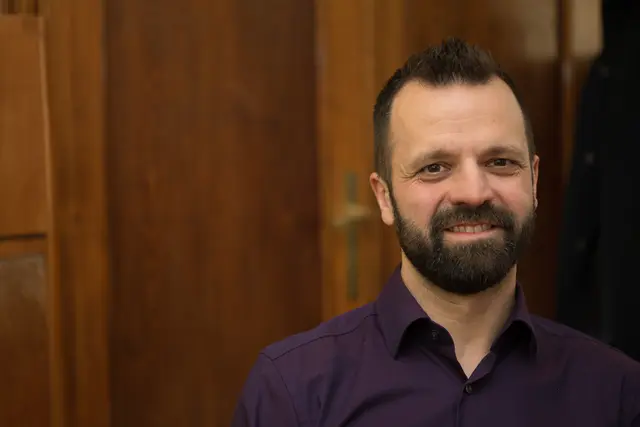 Stadtparteichef Armin Zwazl steht hinter Wolfgang Kessler. | Foto: Santrucek