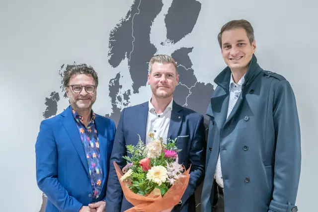 Wörgls Bürgermeister Michael Riedhart und Wirtschaftsreferent Andreas Deutsch gratulierten dem Jungunternehmer Andreas Bichler zur Gründung von BetterMove. | Foto: Marco Pircher Photography