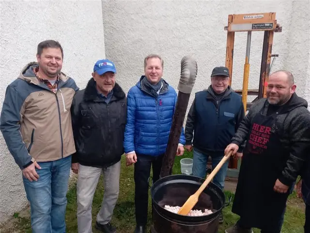 Jaksch (Mitte) durfte viele familiäre Gesichter begrüßen. | Foto: Mario Jaksch