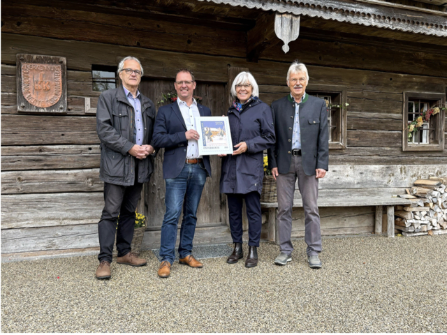 Erstpräsentation der Stille Nacht Briefmarke 2025 vor dem Franz Xaver Gruber-Gedächtnishaus in Hochburg-Ach (v. l. n. r.): Josef Bruckmoser, Bürgermeister Martin Zimmer, Präsidentin Christa Pritz und Kustos Rudi Geier. | Foto: Stille Nacht Gesellschaft