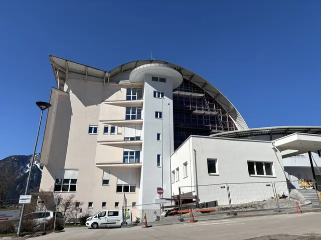 Zwei italienische Mitarbeiter mussten nach einem Arbeitsunfall am Montagvormittag in Vils ins Bezirkskrankenhaus Reutte gebracht werden. | Foto: Reichel