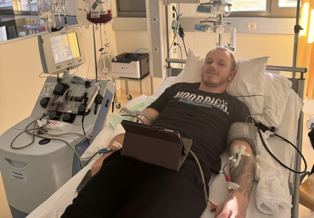 Der Lebensretter bei der Stammzellenentnahme. | Foto: zVg