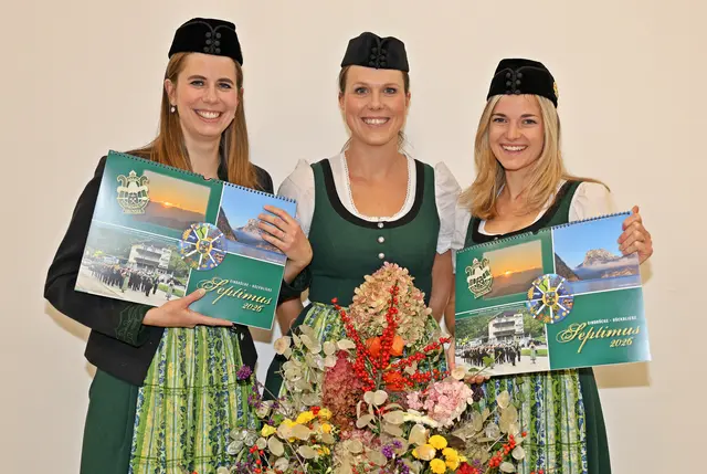 Marketenderinnen der Salinenmusikkapelle Ebensee präsentieren den neuen Kalender | Foto: Hörmandinger