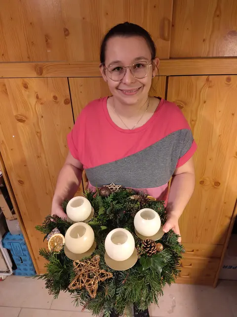 Der selbstgemachte Adventskranz gehört für viele Familien in der Region Wels zur vorweihnachtlichen Tradition. | Foto: Hundstorfer