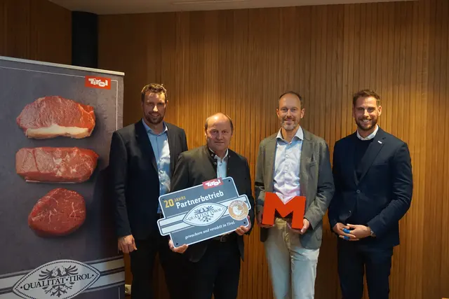 Michael Wurzrainer (stellvertretender Vorstandsvorsitzender Rinderzucht Tirol), LH-Stv. Josef Geisler, David Mölk (GF MPREIS) und Matthias Pöschl (GF Agrarmarketing Tirol) freuten sich über erfolgreiche 20 Jahre „Qualität Tirol“ Jahrling. | Foto: Thönnessen Jan