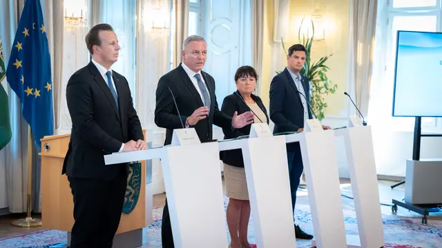 LH Mario Kunasek (2.v.l.) mit LR Karlheinz Kornhäusl (l.), LH-Stv. Manuela Khom und LR Hannes Amesbauer bei der Präsentation des geplanten "Sozialunterstützungsgesetzes neu".  | Foto: Land Steiermark/Streibl