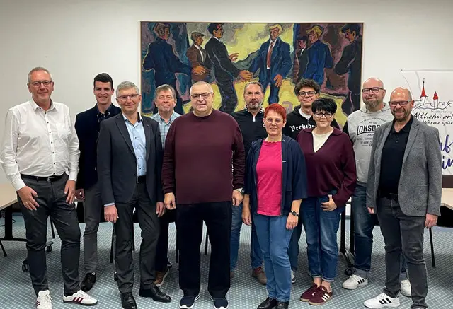 Der Vorstand des Stadtmarketings Altheim: Hinten (v. l.): Lukas Schreckensberger, Günter Steinhögl, Alex Zechmeister, Paul Burgstaller, Gerhard Seeburger. Vorne (v. l.): Bürgermeister Harald Huber, Stefan Wimmer, Alexander Huber, Barbara Huber, Klara Seeburger, Martin Steinerberger. | Foto: Stadtmarketing Altheim