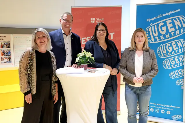 Beim Projektauftakt (v.l.) Projektleiterin Anja Gerhartl, Donaustadts Bezirksvorsteher Georg Papai und die Vizebürgermeisterinnen Kathrin Gaál (beide SPÖ) und Bettina Emmerling (Neos). | Foto: Stadt Wien/Martin Votava