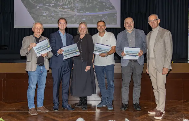 Die vier Bürgermeister Josef Schöppl (l.), Tobias Kurz (2.v.l.), Martin Bruckbauer (4.v.l.) und Bernhard Öttl (5.v.l.) mit Daniela Leipelt (2.v.l.) und Arnold Oberacher (r.). | Foto: MeinBezirk/Christian Doms