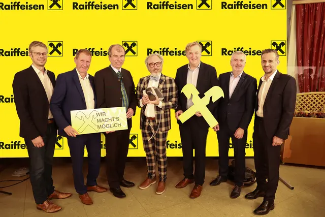 Ablin Konlechner  Dir.Johann Sperhansl, Josef Schuch, Christoph Holz, Vizebgm. Josef Reichmann, Christoph Lehr, Dir. Hannes Wedl. | Foto: Raiffeisenbank Region Wiener Alpen