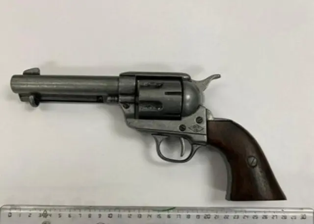 WEGA-Einsatz: Mit diesem Schreckschussrevolver soll ein Pensionist zwei Jugendliche bedroht haben. | Foto: LPD Wien