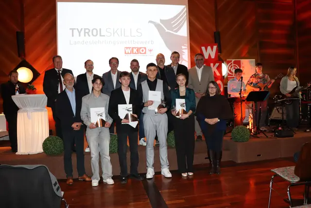 Die zweitplatzierten Lehrlinge mit ihren Urkunden und Trophäen bei der Lehrlingsgala in der WKO Reutte. | Foto: Evelyn Hartman/MeinBezirk