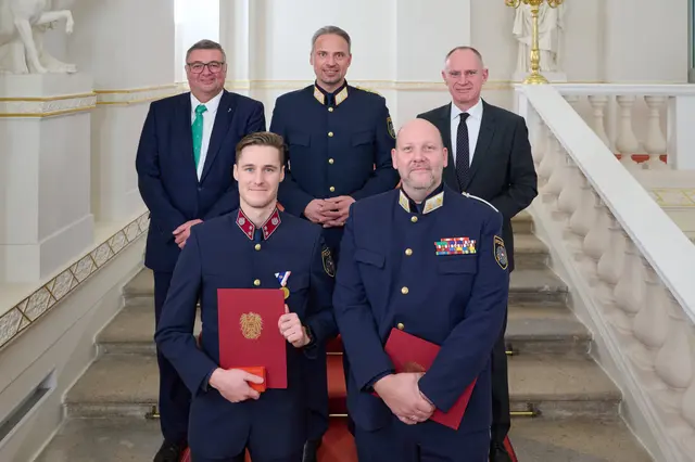 Chefinspektor Harald S., Kommandant der Polizeiinspektion Hernalser Gürtel, und Revierinspektor Sebastian K. (beide vorne) wurden wegen einer Lebensrettung von Innenminister Gerhard Karner (hinten, 1. v. r., ÖVP) geehrt. | Foto: BMI / Karl Schober