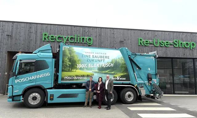 Die Zukunft gehört der E-Mobilät (v.l.): AWV-GF Markus Brechlmacher und Öko &amp; More-GF Ulrike Poscharnegg-Kriebernegg mit AWV-Obmann Bgm. Volker Vehovec vor dem neuen elektrisch betriebenen Entsorgungs-Lkw.
  | Foto: Poscharnegg