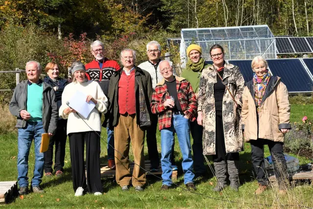 Einige Mitwirkende vom Projekt „Kunstraum Wald“ am Eröffnungstag
vlnr: Johann Pucher-Pacher, Isi und Otto Bauer, Waltraut Winkler, Werner Schachner, Hans Freithofnig, Werner Kastiunig, Matthias Bürger-Mader, Ina Seiser, Brigitta Schmid-Schmidsfelden