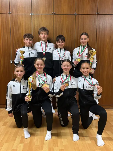 Hinten: Cornelius Kargl, Emil Zadina, Deo Varga und Tamara Lehner. Vorne: Mila Winter, Elena Traun, Sophie Strodl und Tiara Steindl | Foto: Privat / Frieways Karateklub