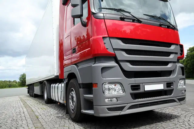 Der Lkw sei rückwärts über den Parkplatz gefahren, als eine Fußgängerin von diesem erfasst worden sei. (Symbolfoto)  | Foto: stock.adobe.com/at/th-photo  