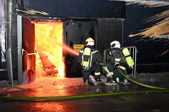 Bilder zeigen, wie die Flammen auch im Innenbereich einer Diskothek in Favoriten loderten. Teilweise soll das Gebäude auch eingestürzt sein. | Foto: Stadt Wien Feuerwehr