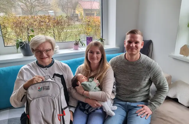 Vizebürgermeisterin Erika Zeh gratuliert Tamara und Staphan Vrana zur Geburt ihrer Tochter Emma.  | Foto: Gde. Pyhra