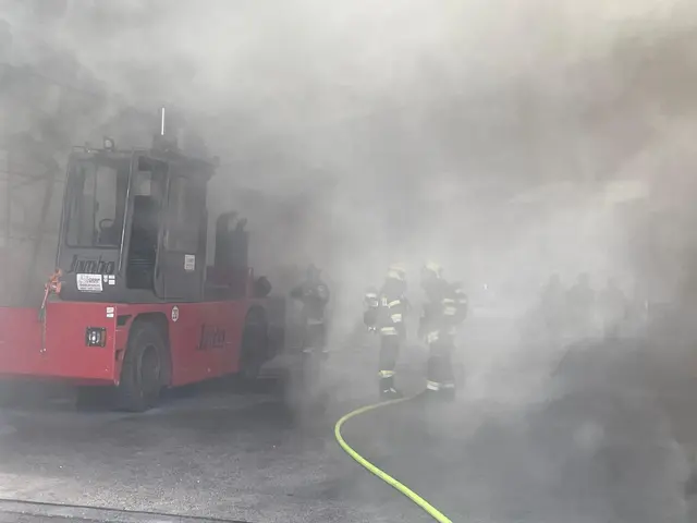 Beim Eintreffen wurde der Stapler brennend in der Halle aufgefunden. | Foto: Fire Veiter - FF St.Veit/Glan