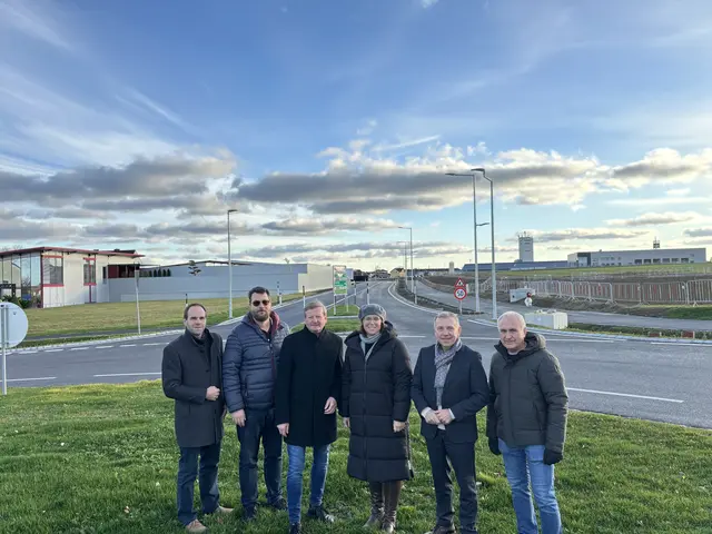 Gleichzeitig wurde auch die offizielle Eröffnung des 5. Ast des Kreisverkehrs vorgenommen. Im Hintergrund rechts das neue Betriebsgebiet und das Rückhaltebecken. | Foto: Daniel Schmidt