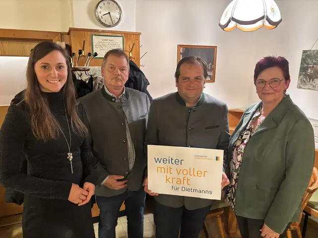 Viktoria Hutter gratuliert dem wiedergewählten Team der VP-Dietmanns: Josef Hager, Wolfgang Römer und Karin Wais (v.l.) | Foto: VPNÖ