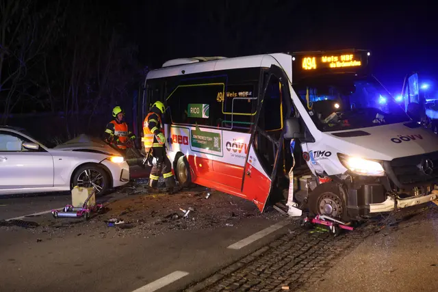 Auf einer Kreuzung der Pyhrnpass-Straße in Thalheim bei Wels stoßen der Ortsbus Timo und ein BMW zusammen – Zwei Verletzte. | Foto: laumat.at