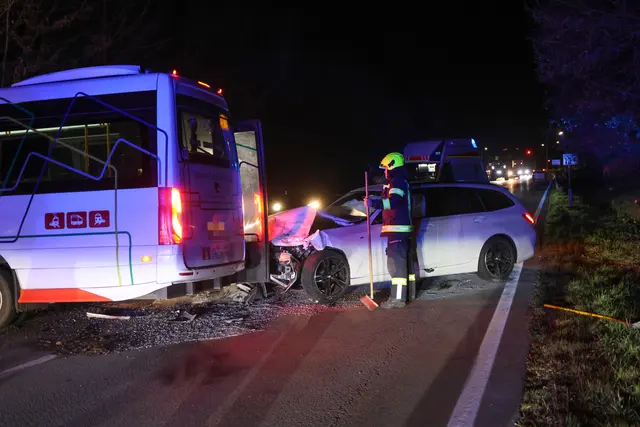 Auf einer Kreuzung der Pyhrnpass-Straße in Thalheim bei Wels stoßen der Ortsbus Timo und ein BMW zusammen – Zwei Verletzte. | Foto: laumat.at