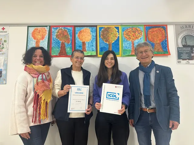 Direktorin Sabine Haase, Manuela Plakolm, Stefanie Schmidt und Bürgermeister Sepp Wall-Strasser (v. l.)

  | Foto: MS Gallneukirchen