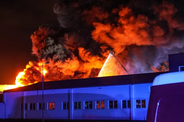 Die Halle eines Entsorgungsunternehmens geriet heute Nacht in Vollbrand.  | Foto: laumat/matthis lauber