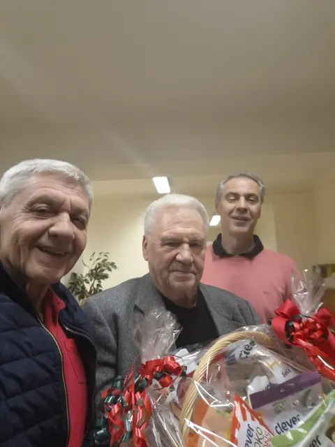 Die Gemeinderäte a. D. Jürgen Schwarz und Roland Palkovits gratulierten Gerhard Pfisterer (Mitte) zu seinem 80er. | Foto: SPWN