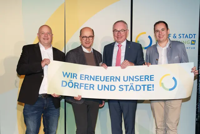 Bürgermeister Günter Sam aus Reisenberg, Gemeindebund-Präsident Johannes Pressl, LH-Stv. Stephan Pernkopf und Lichtenwörths Bürgermeister Manuel Zusag.

 

 | Foto: Josef Bollwein