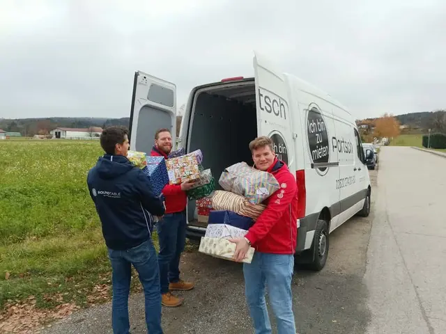 Mit mehreren Transportern machten sich die Vereinsmitglieder von Round Table, Ladies Circle und Club 41 auf den Weg zu den teilnehmenden Schulen und Sammelstellen. | Foto: Round Table