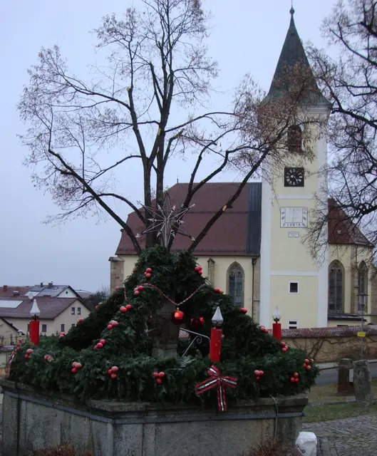 Der Adventmarkt findet rund um die Kirche statt. | Foto: Gemeinde St. Leonhard bei Freistadt
