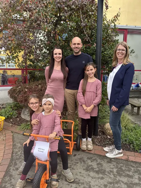 Auch das Team von KFZ-Tech Summer sponserte ein Dreirad. | Foto: Kindergarten Gnas