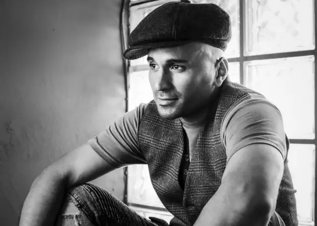Eric Papilaya wird am 1. Jänner 2026 in Ried sowohl als Sänger zu hören sein, als auch moderierend durch den Abend führen. | Foto: Angelo Lair