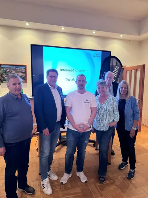 Stettens Bürgermeister Thomas Windsor-Seifert (2. v. l.) und Kursleiter Michael Kontinas (3. v. l.) mit wissbegierigen Teilnehmern.   | Foto: Gemeinde Stetten