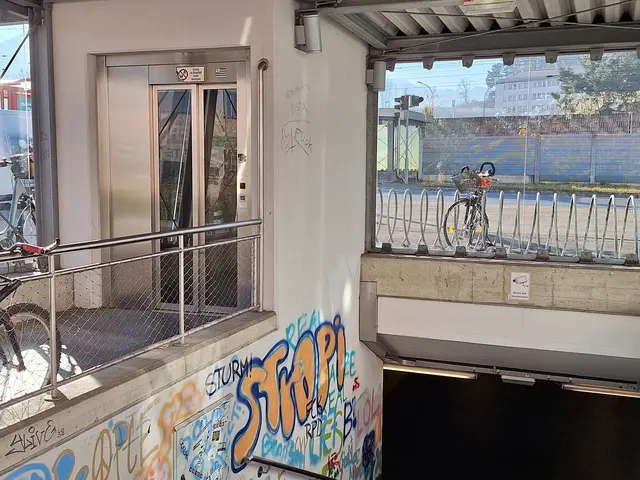 In der Unterführung zum Landeskrankenhaus Leoben (LKH) in der Vordernberger Straße erfolgt ein umfassender Austausch des stadtseitigen Personenaufzugs. | Foto: leopress