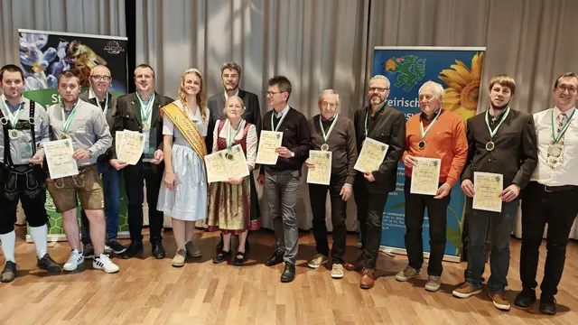 Die ausgezeichneten Imkerinnen und Imker aus dem Honigbezirk Mürzzuschlag bei der Steirischen Honigprämierung in Frohnleiten mit der Honigprinzessin Theresa Rernböck. | Foto: Rinnhofer