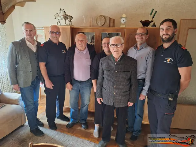 Bürgermeister Helmut Linhart und Mitglieder der FF Maria Lankowitz gratulierten Ehren-HBI Franz Scheer. | Foto: FF Maria Lankowitz