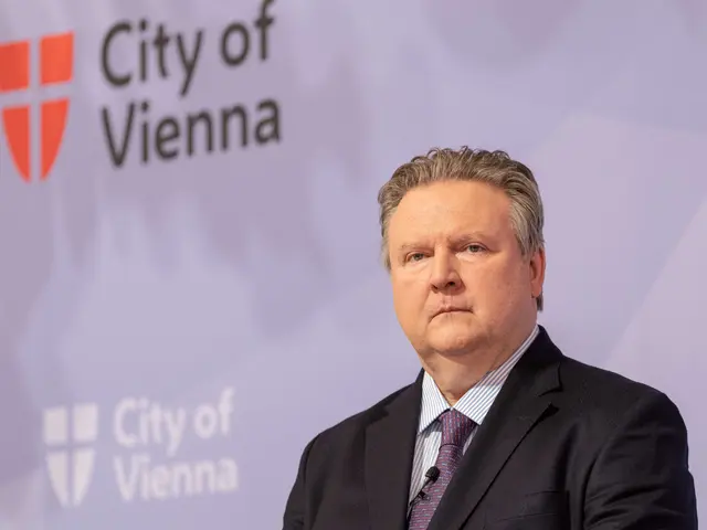 Bürgermeister Michael Ludwig (SPÖ) will mit allen Fraktionen darüber sprechen, ob man die Valorisierung der Politikergehälter für 2026 aussetzen wird. | Foto: APA-Images / SEPA.Media / Michael Indra