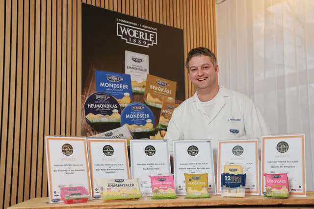 Stefan Mayrhofer, Käsemeister und Käserei-Leiter, freut sich über zwei Mal Silber und vier Mal Bronze für Woerle bei den World Cheese Awards 2025.  | Foto: Woerle/Neumayr