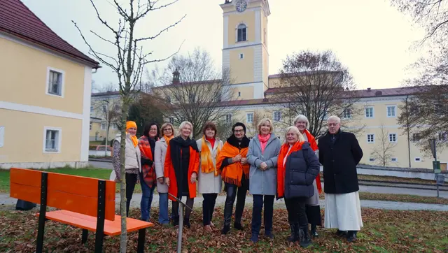 Die Soroptimistinnen und Stiftskämmerer Markus Rubasch freuen sich über das sichtbare Zeichen gegen Gewalt an Frauen. | Foto: SI Rohrbacher Land