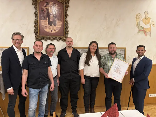 Ein Foto anlässlich des 15-jährigen Jubiläums der Betonknacker GmbH, v. li.: Wolfgang Pfeifenberger (WKS), Bernhard Sagmeister, Hermann Rainer, Manuel Lerchner, Birgit Weber, Bernhard Weber,  Josef Lüftenegger (WKS). | Foto: Betonknacker GmbH