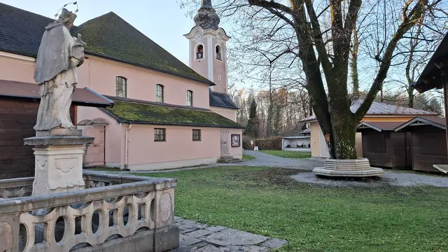 Am Dorfplatz findet der Adventmarkt statt. | Foto: Josef Wind